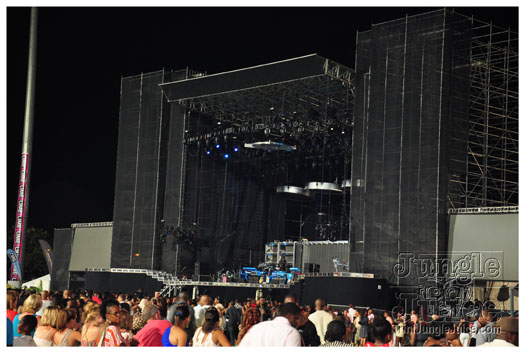 rihanna_loud_tour_2011-009