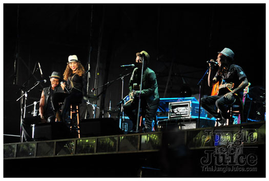 rihanna_loud_tour_2011-036