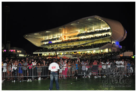 rihanna_loud_tour_2011-044