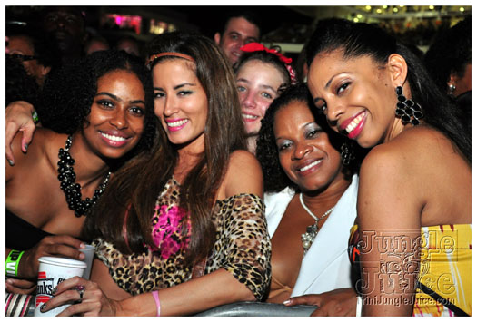 rihanna_loud_tour_2011-045