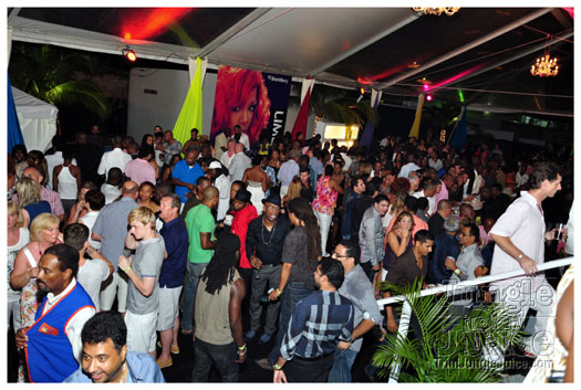 rihanna_loud_tour_2011-079