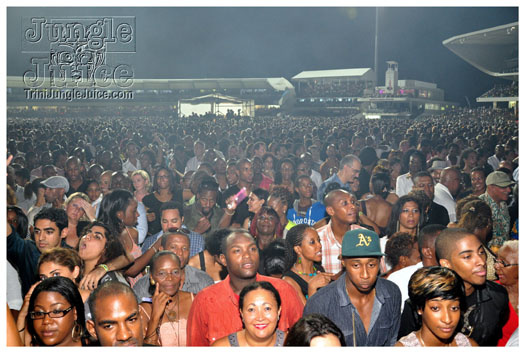 rihanna_loud_tour_2011-143