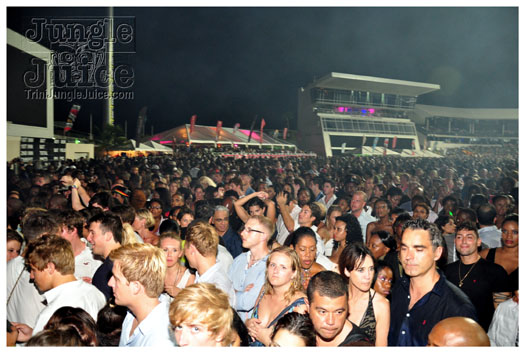 rihanna_loud_tour_2011-145