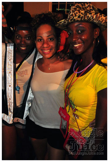 grenada_mon_night_mas_2011-048