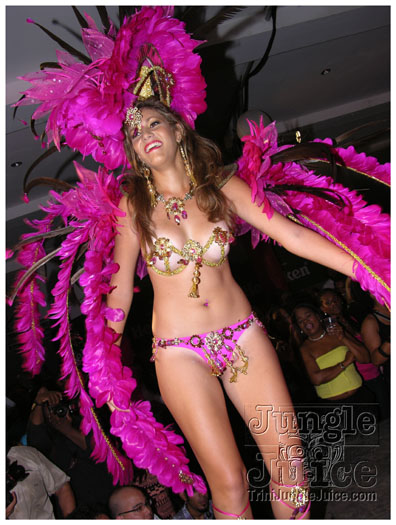 oasis_band_launch_2012-063