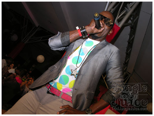 oasis_band_launch_2012-069