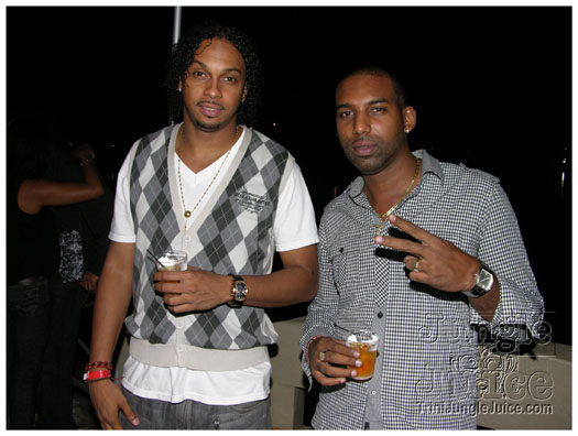 oasis_band_launch_2012-081